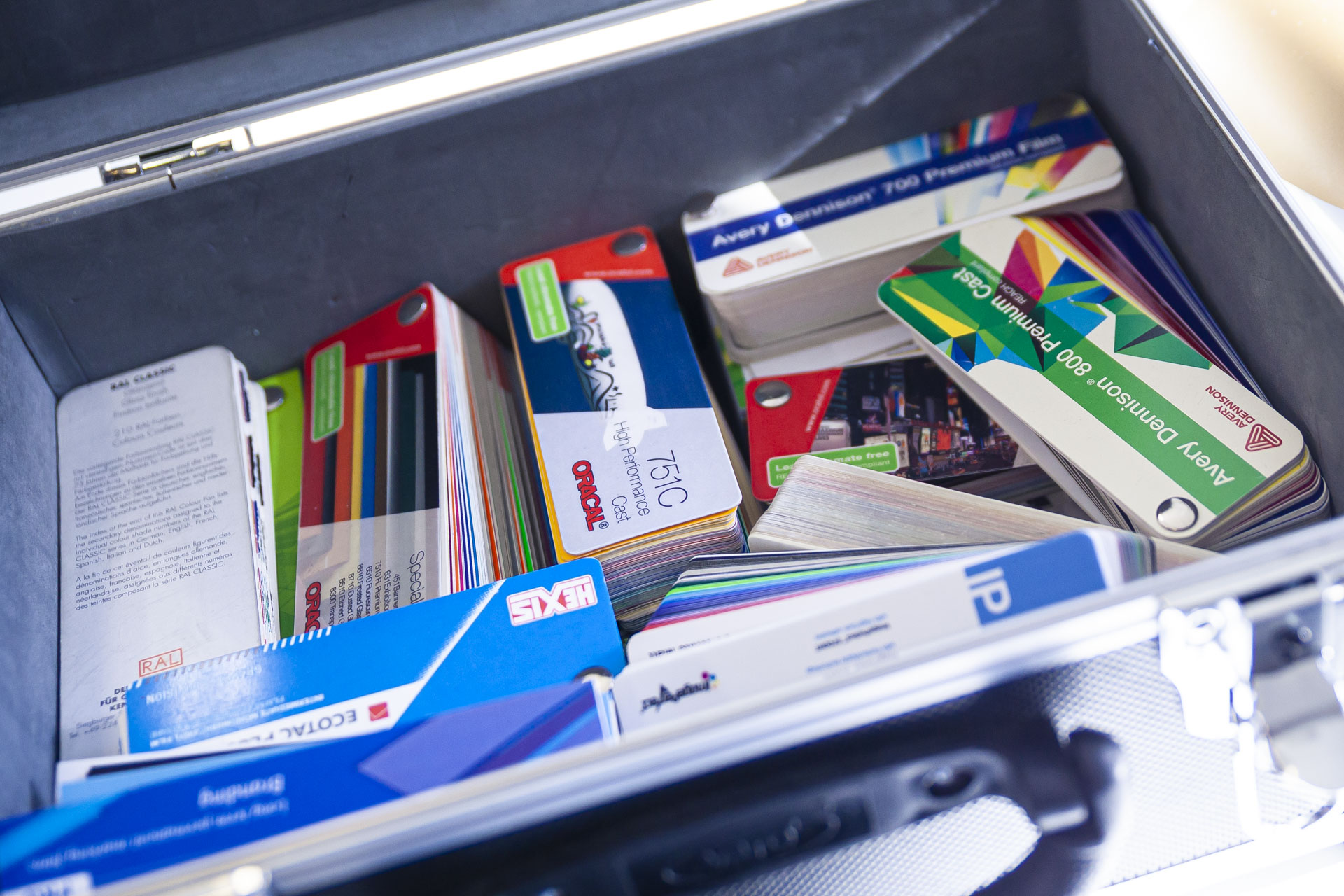 Outfitfolien, Autovollfolierung, Bochum, Essen, Ruhrgebiet, Spezialist, Folierung, Folierungen, Beklebung, Auto, Kfz, Fahrzeug, Fensterscheiben, Möbel, Ausbildung, Eugen, Buling