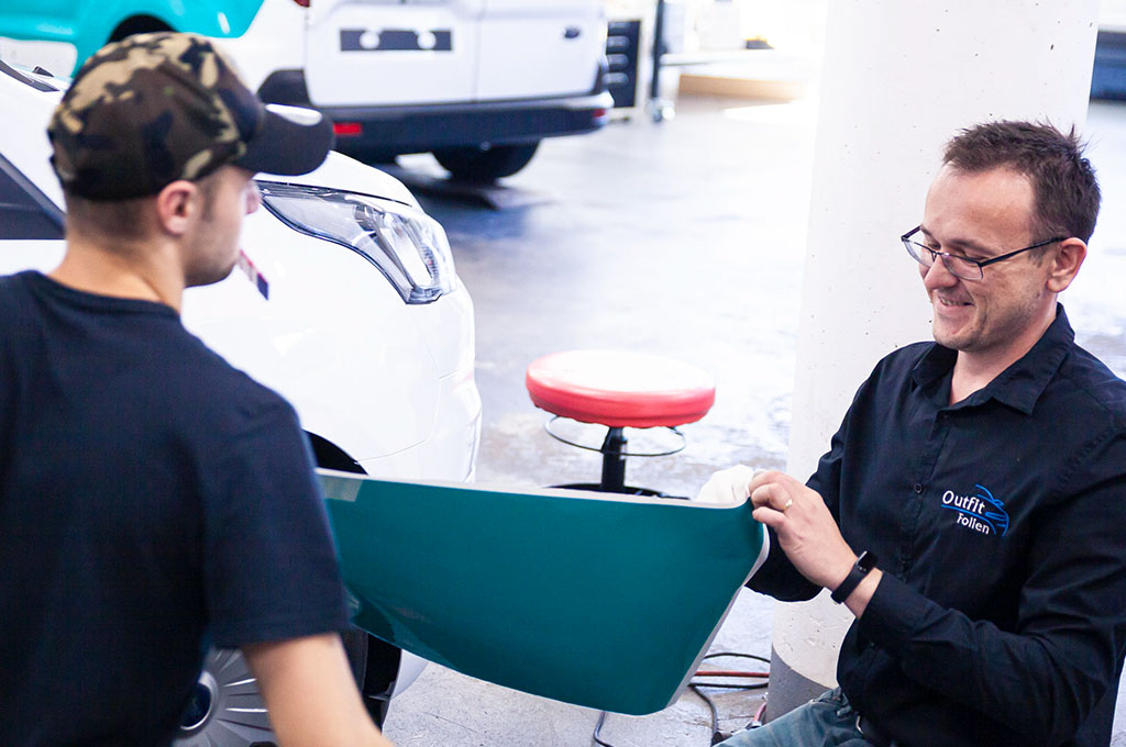 Outfitfolien, About, Bochum, Essen, Ruhrgebiet, Spezialist, Folierung, Folierungen, Beklebung, Auto, Kfz, Fahrzeug, Fensterscheiben, Möbel, Ausbildung, Eugen, Buling