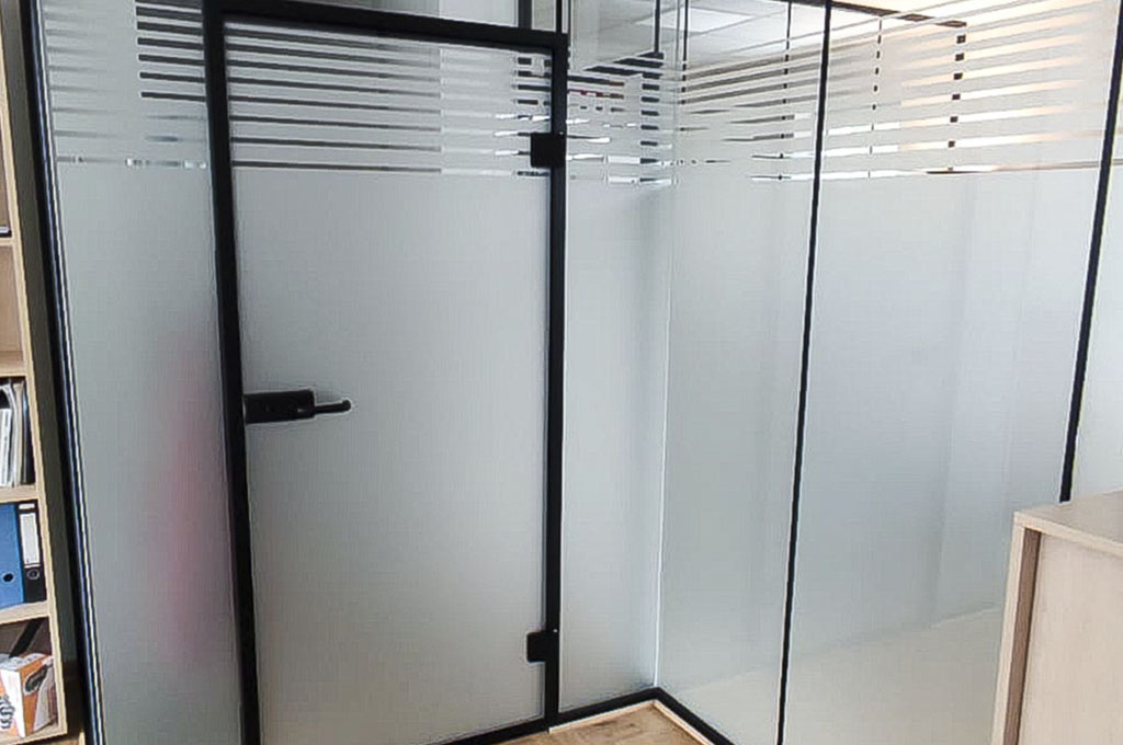 Outfitfolien, Spiegelfolien, Glass Dekor, Milchglasfolie, Bochum, Essen, Ruhrgebiet, Spezialist, Folierung, Folierungen, Beklebung, Auto, Kfz, Fahrzeug, Fensterscheiben, Möbel, Ausbildung, Eugen, Buling